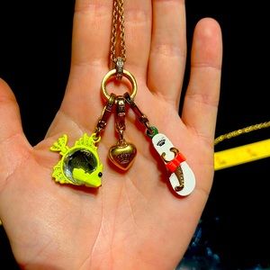 Long adjustable chin with 3 charms